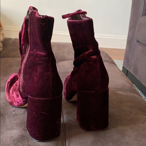 Steve Madden Velvet Burgundy Bootie size 9 EUC - Picture 3 of 5
